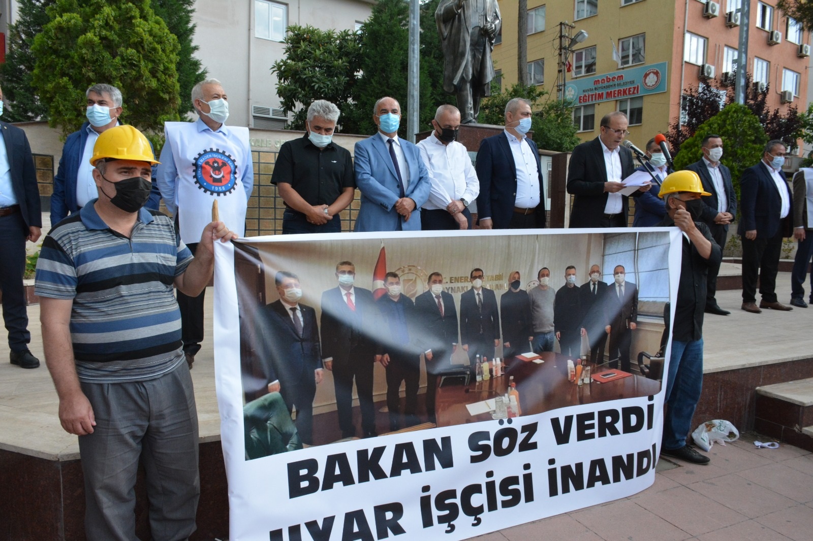 Sendikamız Genel Sekreteri Soma'da Kamu TİS süreci ve Uyar Madencilik Mağdurları ile İlgili Basın Açıklaması Yaptı