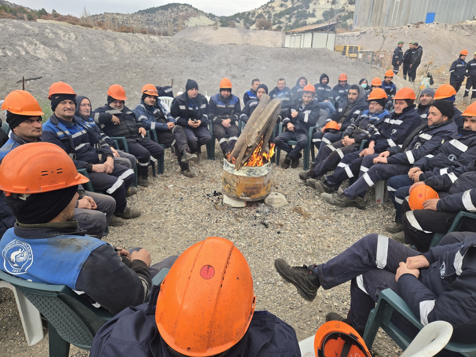 Türkiye Maden İşçileri Sendikası öncülüğünde , kahraman madencilerimizin,   özelleştirme ve ithal kömüre karşı verdikleri amansız mücadelenin kısa bir öyküsü...